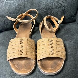 BEARPAW Women's Amelia tan Sandal Comfortable & Lightweight